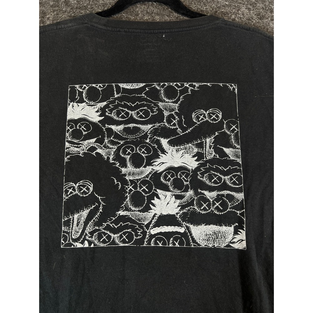 Uniqlo KAWS Sesame Street Pocket T Shirt Mens Large Black Graphic Tee Streetwear
